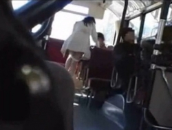 美少女がバスの中で過激露出！見つからないようにSEXもしちゃう！ - エロ動画 アダルト動画